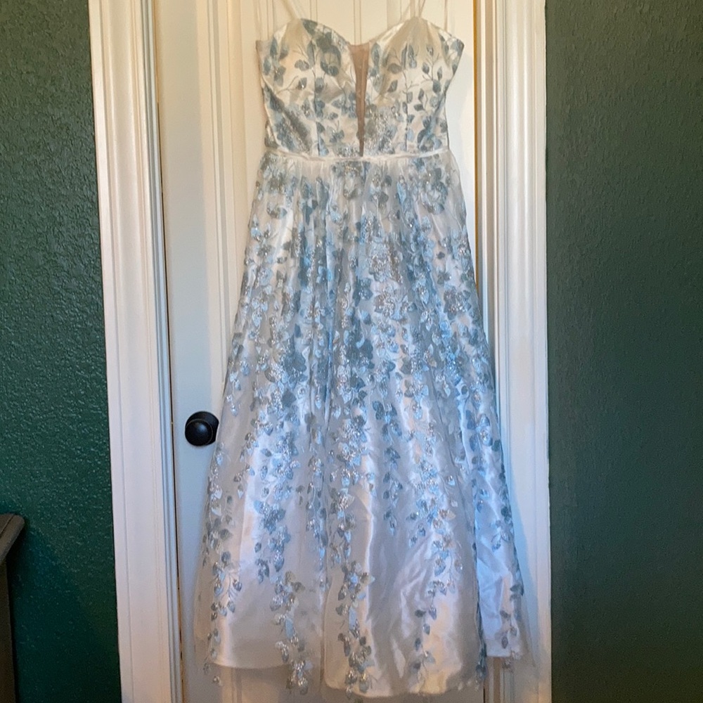 CACHET SIZE 8P WHITE AND BLUE BEADED PROM DRESS